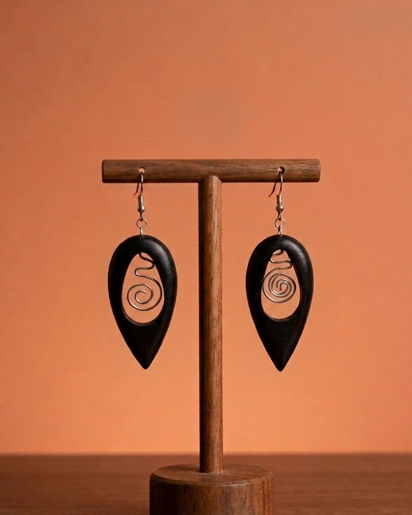 深木漩渦：銀絲盤繞手工耳環 Midnight Vortex: Silver Wire Coiled Wood Earrings