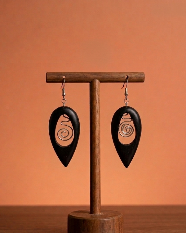 深木漩渦：銀絲盤繞手工耳環 Midnight Vortex: Silver Wire Coiled Wood Earrings