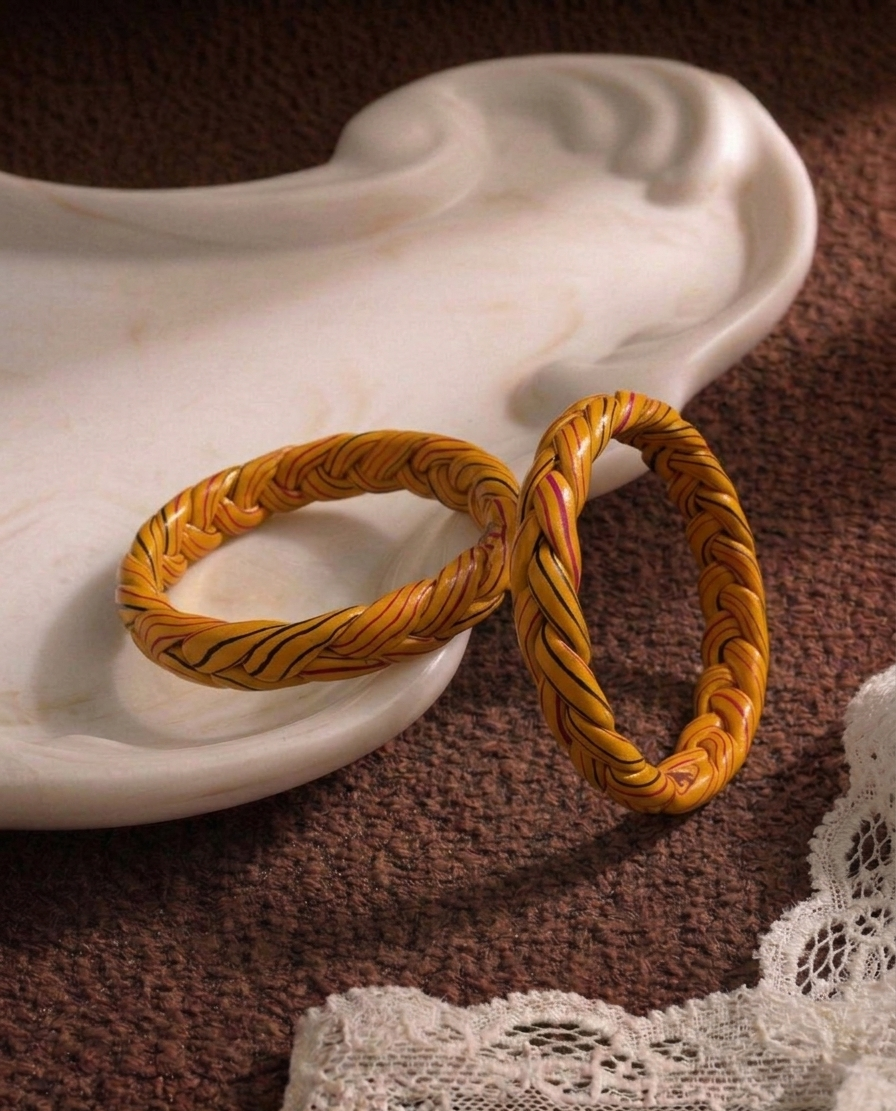 琥珀光澤：手工編織鐲  Amber Luster: Hand-Braided Bangle